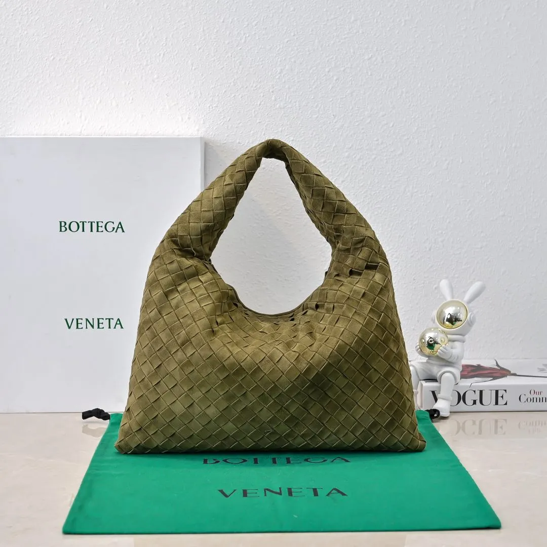 Batch 1960 #Bv Yangjin Medium HOP Bag The bag body and handles are made of a whole piece of woven leather. The bag body is soft and lazy. Hop symbolizes the praise of innovation and eternal craftsmanship [love]. The pyramid silhouette combines practicality and fashion. Modern and casual, the bag mouth is double-sided closed design, more convenient and safe! The Yangjin texture also makes the bag more wear-resistant and durable. A must-have for fashionable ladies who like minimalism yet comfortable and casual! Size: 46x21x10 Model: 6262